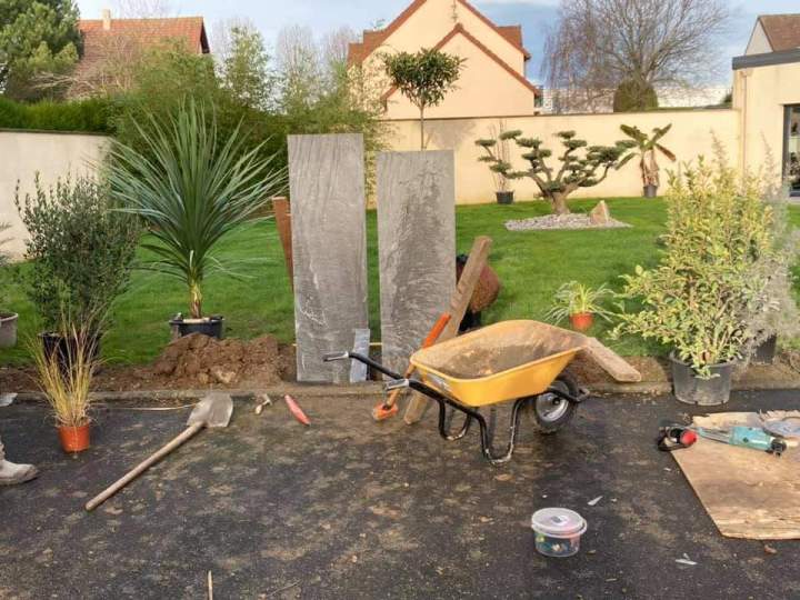 Pose de monolithes en ardoise pour décoration paysagère Rots