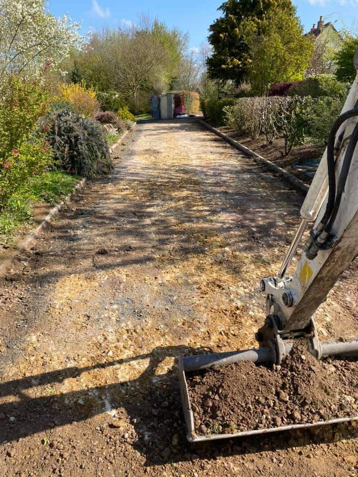 Travaux de terrassement en cours pour aménager une allée de jardin carrossable Rots