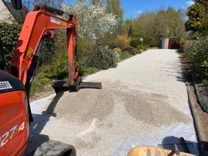 Préparation du sol avant l'aménagement d'une allée Rots