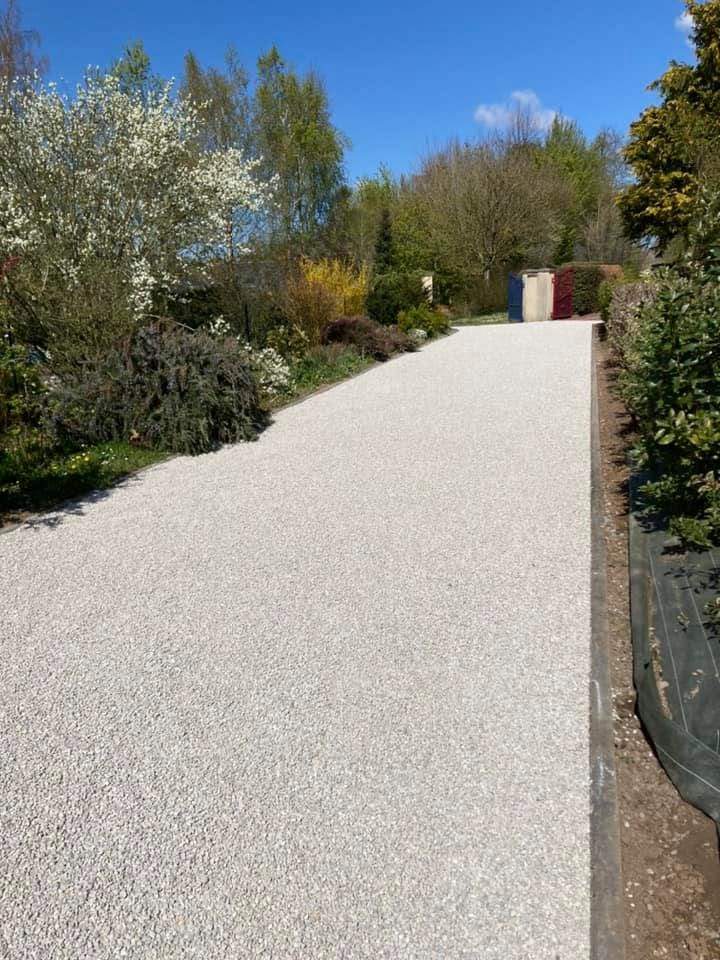 Chemin d'accès en gravier blanc stabilisé Rots