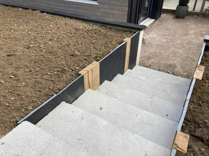 Création escalier de jardin en béton Rots