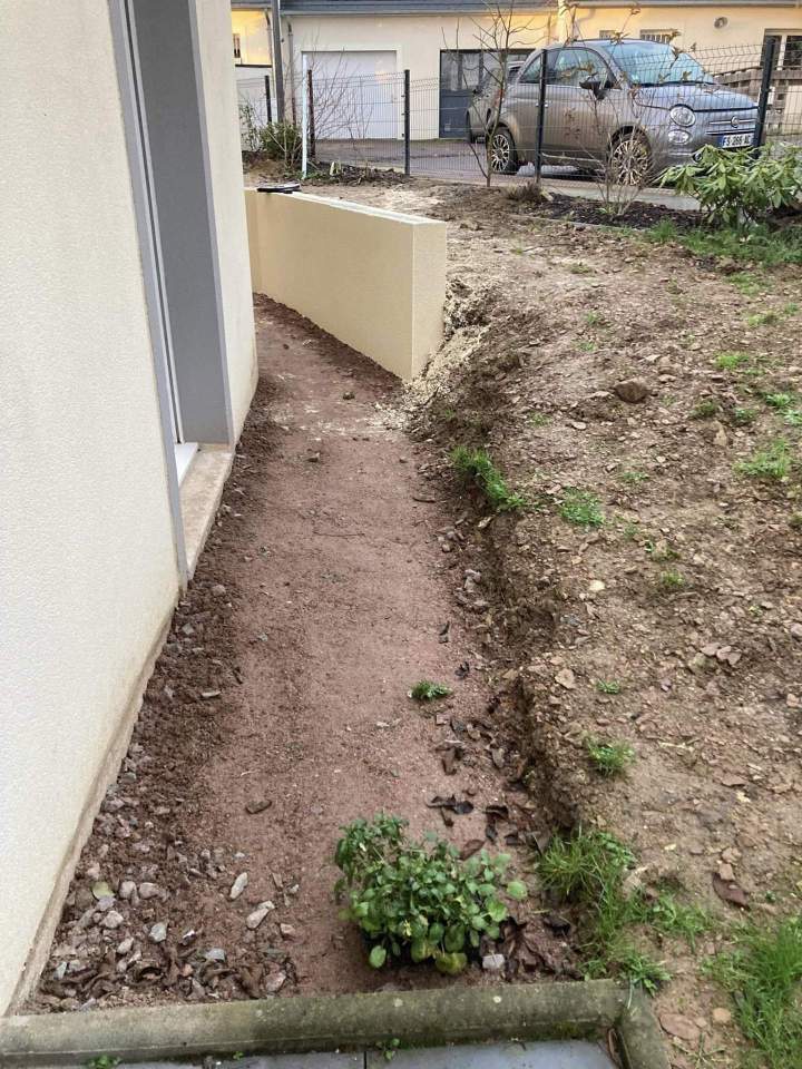 Coin jardin à aménager Rots