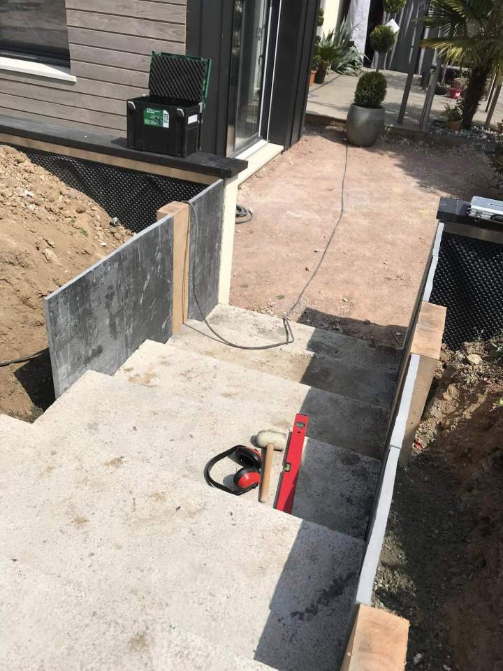 Murs de soutènement sur les côtés de l'escalier Rots