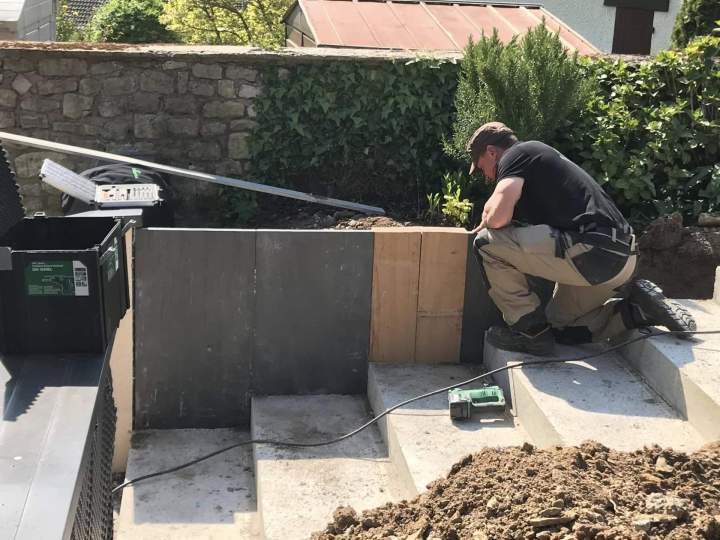 Pose de bordure d'escalier de jardin Rots