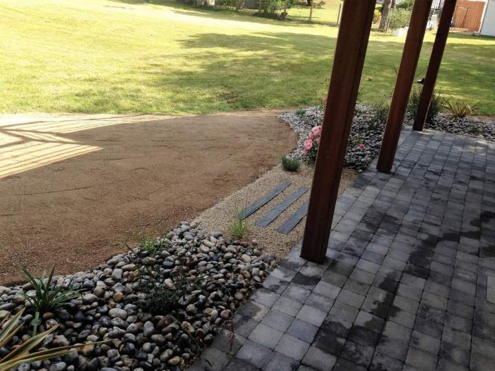 Terrasse pavée avec un aménagement paysager minéral Rots
