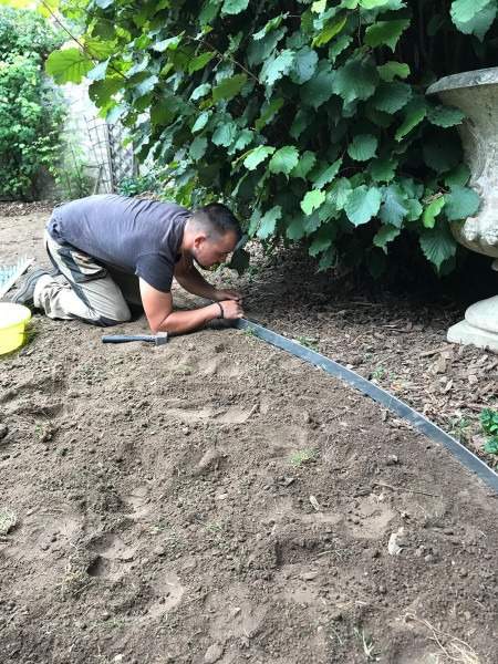 Pose de bordure de jardin Rots