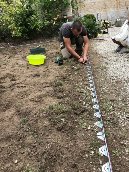 Installation de bordure de jardin flexible en métal Rots