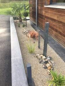 Petit jardin avec décoration minérale Rots